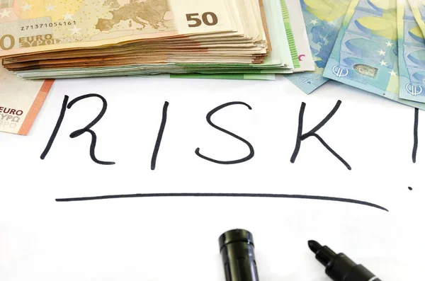 Risk Risk Επιγραφή Γραμμένο Μαύρο Μαρκαδόρο Λευκό Και Ευρώ Τραπεζογραμμάτια — Φωτογραφία Αρχείου