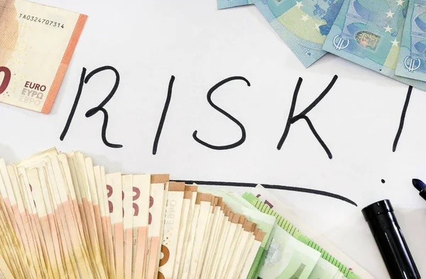 Risk Risk Επιγραφή Γραμμένο Μαύρο Μαρκαδόρο Λευκό Και Ευρώ Τραπεζογραμμάτια — Φωτογραφία Αρχείου