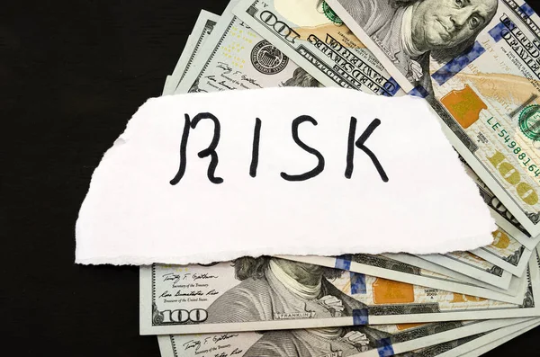 Inskription Risk Vitt Papper Och Dollar Svart Bakgrund — Stockfoto