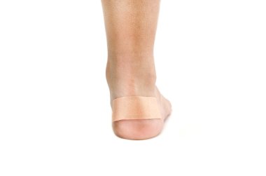 Topuktaki alçı beyaz bir arkaplanda izole edilmiş..