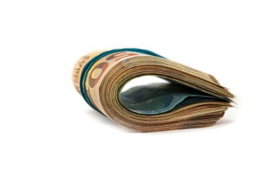 Elli euro toplandı. Beyaz arkaplan üzerinde izole edilmiş.