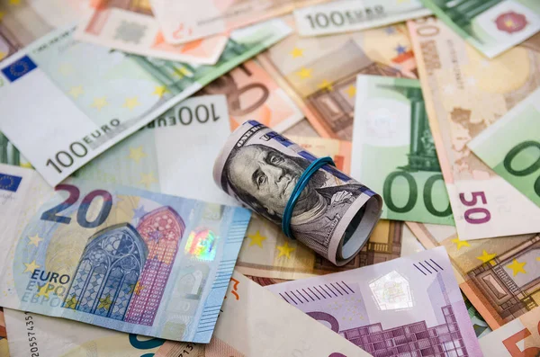 100 Dollar Auf Einen Euro Aufgerollt — Stockfoto