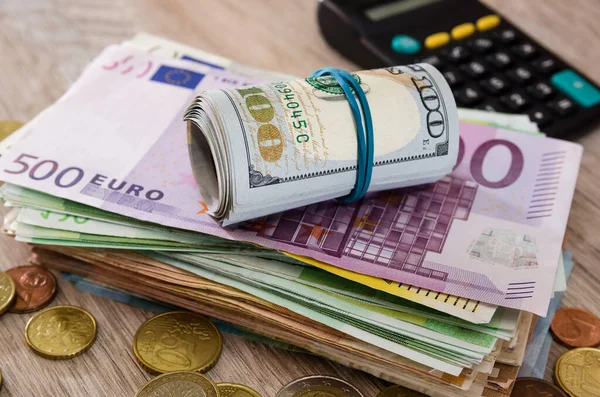 Haufen Mit Dollar Und Euro Auf Dem Hintergrund Eines Taschenrechners — Stockfoto