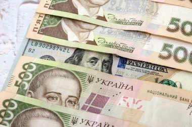 Ukrayna parası - Hryvnia, Amerikan dolarlarını finanse ediyor. Ukrayna 'da para, Hryvnia' da dolar döviz kuru. Çok paralı para dolarları ve Hryvnia, yakın plan konsept finans yatırımı.