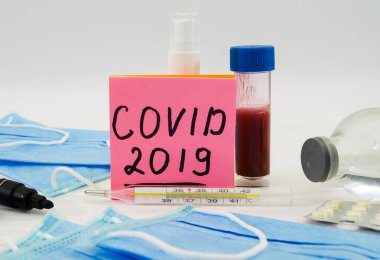 Tıbbi maskelerin arkasındaki çıkartma üzerinde COVID-2019, Coronavirus enfeksiyonuna karşı korunma araçları. Roman Coronavirüs (2019 nCoV). Tıbbi içerik.