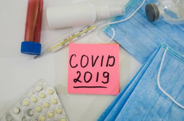 Tıbbi maskelerin arkasındaki çıkartma üzerinde COVID-2019, Coronavirus enfeksiyonuna karşı korunma araçları. Roman Coronavirüs (2019 nCoV). Tıbbi içerik.