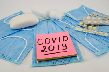 Tıbbi maskelerin arkasındaki çıkartma üzerinde COVID-2019, Coronavirus enfeksiyonuna karşı korunma araçları. Roman Coronavirüs (2019 nCoV). Tıbbi içerik.