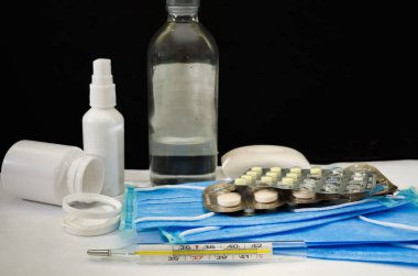 Coronavirus profilaksi, tıbbi cerrahi maskeler, haplar ve elleri koronavirüsten korumak için dezenfektanlar..