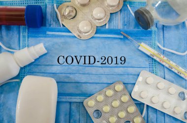 Tıbbi maskelerin arkasındaki çıkartma üzerinde COVID-2019, Coronavirus enfeksiyonuna karşı korunma araçları. Roman Coronavirüs (2019 nCoV). Tıbbi içerik.