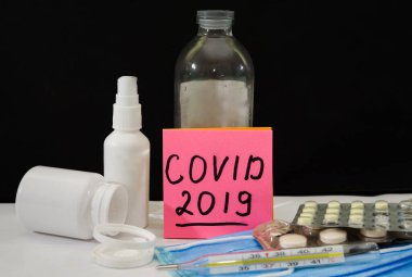 Tıbbi maskelerin arkasındaki çıkartma üzerinde COVID-2019, Coronavirus enfeksiyonuna karşı korunma araçları. Roman Coronavirüs (2019 nCoV). Tıbbi içerik.