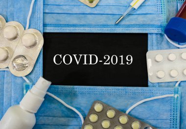Tıbbi maskelerin arkasındaki çıkartma üzerinde COVID-2019, Coronavirus enfeksiyonuna karşı korunma araçları. Roman Coronavirüs (2019 nCoV). Tıbbi içerik.