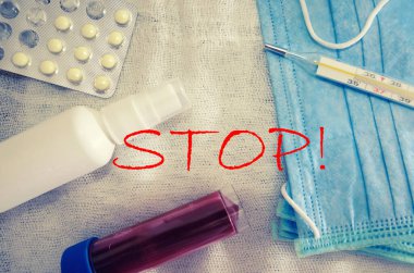 Beyaz bir bandajın üzerindeki yazı durduruldu. Roman Coronavirüsü - 2019 nCoV. 