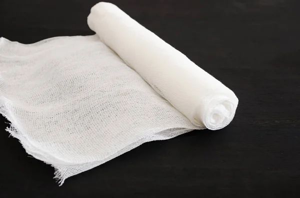 Rullade Upp Bandage Svart Bakgrund Material För Tillverkning Masker För — Stockfoto