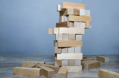 Ahşap kuleyi bloklar. Alternatif risk kavramı, eğitim kavramı, risk yönetimi, kalkınma, iş dünyasında plan ve strateji, İş Büyümesi İçin Risk