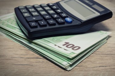 Euro banknotlarının hesap makinesi. Yakın plan. İş konsepti.