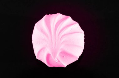 Siyah arka planda pembe lokum. Yakın plan..