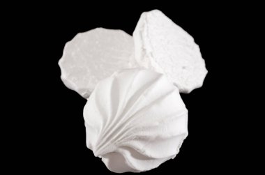 Siyah arka planda beyaz marşmelov. Yakın plan..