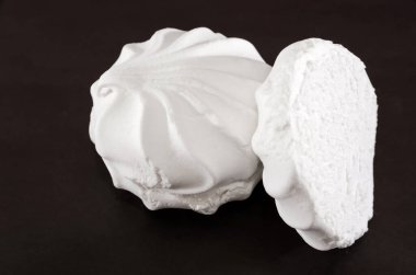 Siyah arka planda beyaz marşmelov. Yakın plan..