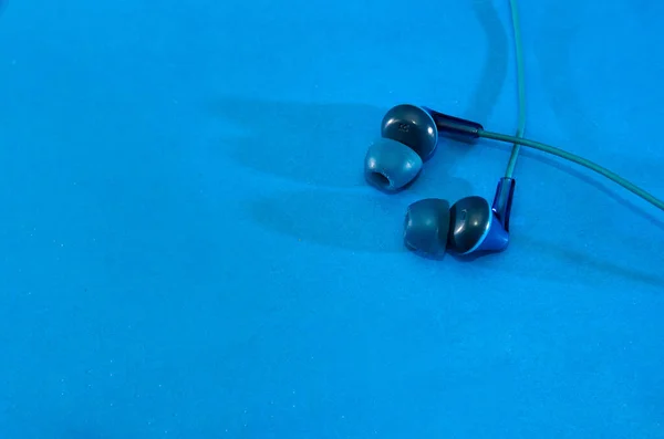 青い背景の青いヘッドフォンです スペースのコピー — ストック写真