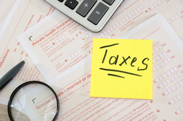 Inscrição Impostos Fundo Das Formas Fiscais Australianos Uma Calculadora Caneta — Fotografia de Stock