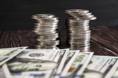 Para ve dolar yığını. İş konsepti. Para biriktirme kavramı. Dramatik bir görüntü. Koyu arkaplan.