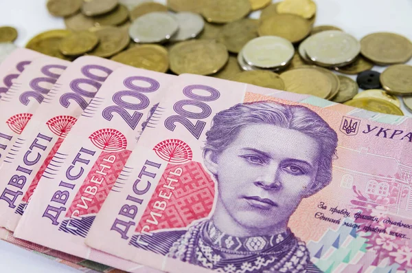 200 Hryvnia Och Mynt Vit Bakgrund Affärsidé — Stockfoto