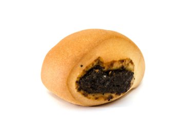 Beyaz arka planda izole edilmiş haşhaş tohumlu küçük bir çörek. Lezzetli ev yemekleri..