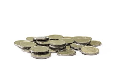 Beyaz üzerine 1 ve 2 Hryvnia Ukrayna sikkeleri. Bir avuç Ukrayna senti..