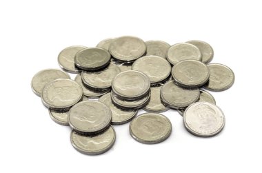 Beyaz üzerine 1 ve 2 Hryvnia Ukrayna sikkeleri. Bir avuç Ukrayna senti..