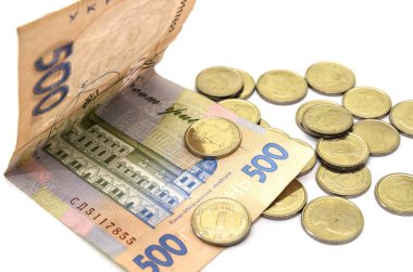 Beyaz arka planda Ukrayna sikkeleri ve 500 Hryvnia. İş konsepti.