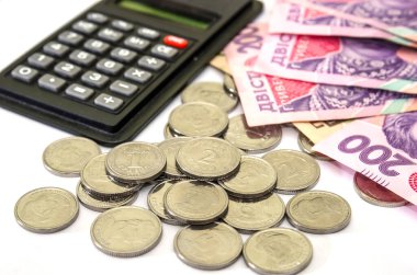 200 Hryvnia, para ve hesap makinesi beyaz arka planda. İş konsepti. Ukrayna parası beyaza.