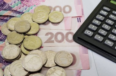 200 Hryvnia, para ve hesap makinesi beyaz arka planda. İş konsepti. Ukrayna parası beyaza.