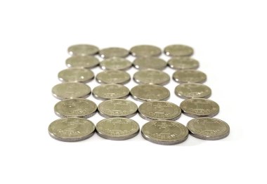 Beyaz üzerine 1 ve 2 Hryvnia Ukrayna sikkeleri. Ukrayna penileri.