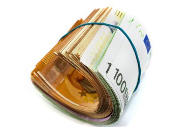  Beyaz arka planda izole edilmiş bir rulo içinde bir sürü farklı euro..