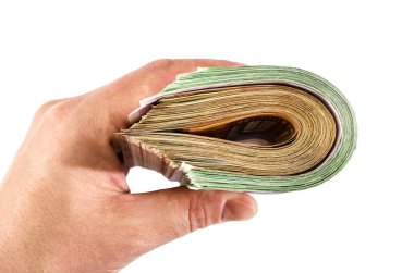 Beyaz bir arka planda soyutlanmış bir şekilde bir sürü avroya sarılmış..