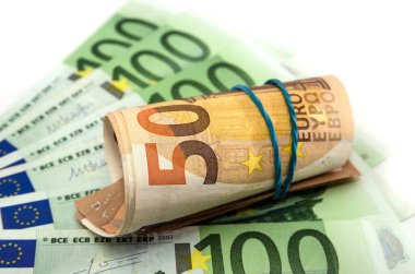 100 avroluk bir arka planda 50 avroyu rulo şeklinde çevirdim. Beyaz arkaplan.