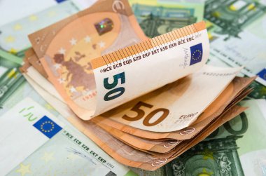 Avro banknotlarının arka planında 50 avro yığını.