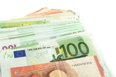 Beyaz arka planda bir yığın euro banknotları.