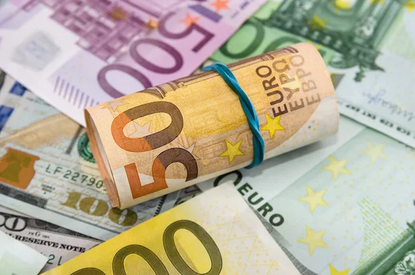 Euro Wurden Einer Rolle Auf Einem Hintergrund Aus Euro Banknoten — Stockfoto
