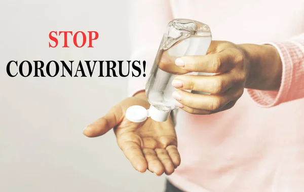 Mujer Desinfecta Las Manos Con Antiséptico Inscripción Detiene Coronavirus Concepto —  Fotos de Stock
