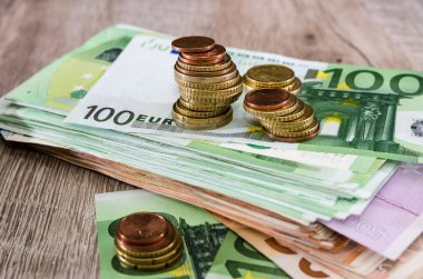 Avro banknotları ve madeni paralar yığını.