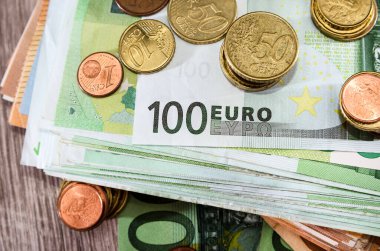 Avro banknotları ve madeni paralar yığını.