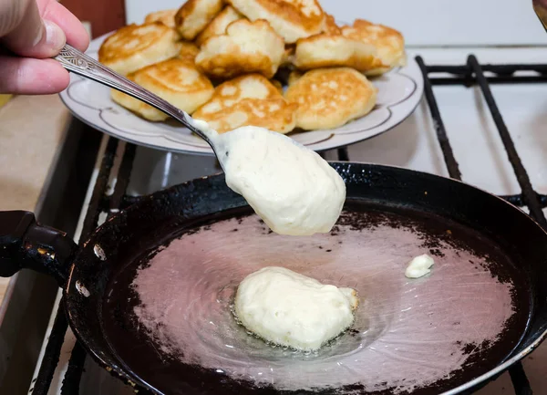 用勺子把面团放在热锅里 油炸食品的烹调概念 美味的 自制的煎饼放在锅里 — 图库照片