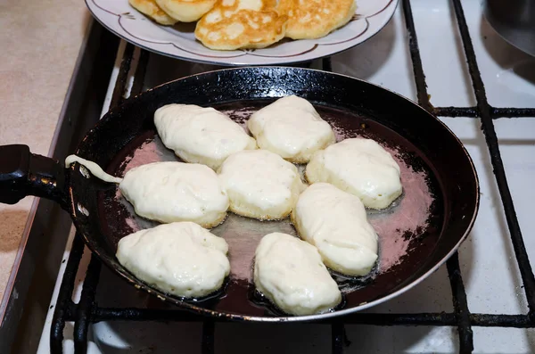 油炸食品的烹调概念 美味的 自制的煎饼放在锅里 — 图库照片