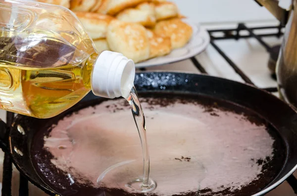 Налейте Подсолнечное Масло Горячую Сковороду Процесс Приготовления Блинов — стоковое фото