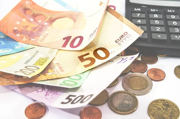 Різні Банкноти Євро Калькулятор Монети Білому Крупним Планом — стокове фото