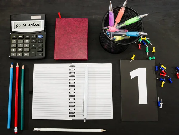 Stylos Multicolores Cahier Livre Crayons Sur Une Table Noire Concept — Photo