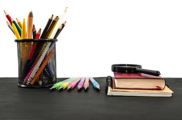 Stylos Multicolores Cahier Livre Crayons Sur Une Table Noire Concept — Photo