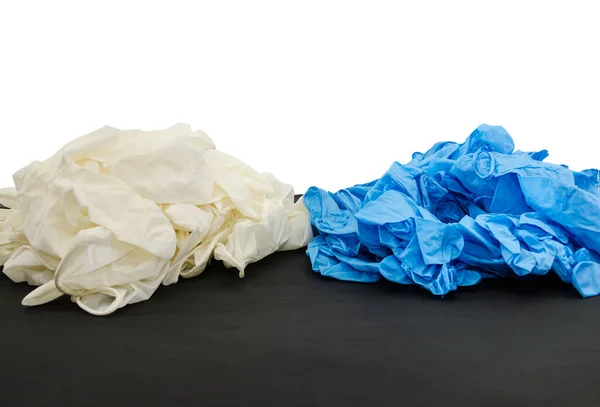 Eine Menge Blauweißer Handschuhe Auf Einem Schwarzen Tisch Medizinisches Konzept — Stockfoto