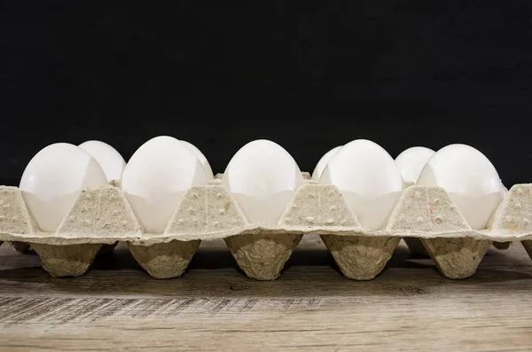 Huevos Gallina Blancos Una Bandeja Sobre Una Mesa Madera Primer — Foto de Stock